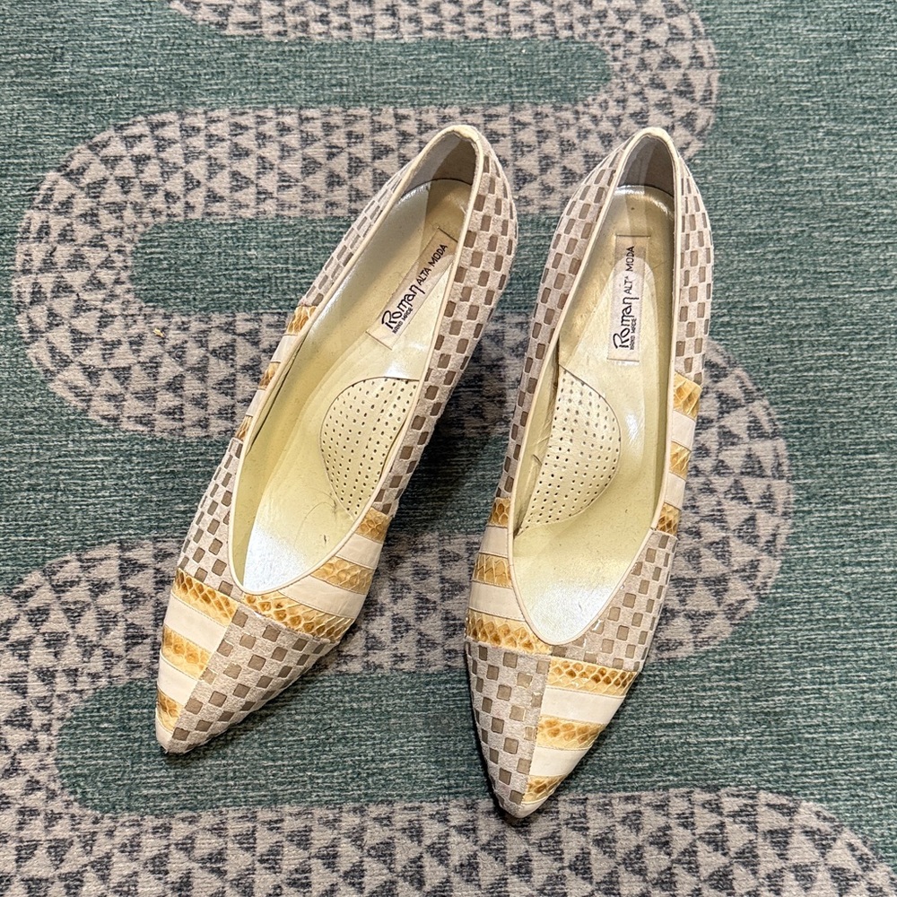 Roman Alta Moda Women's Tan and Gold Patterned Flats